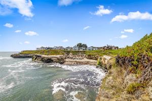 Cliff House. Oceanfront in Santa Cruz
