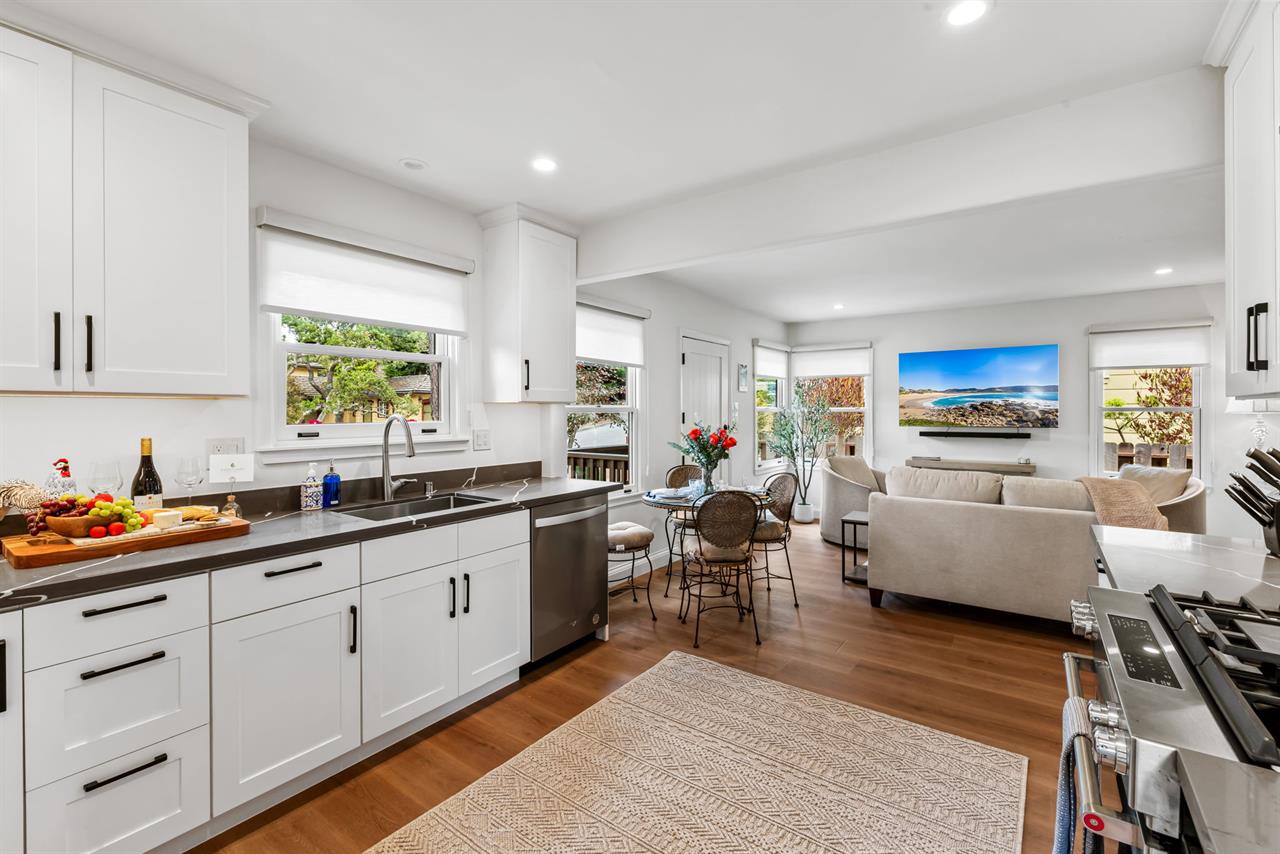 Beautifuly Updated Fully Equipped Kitchen