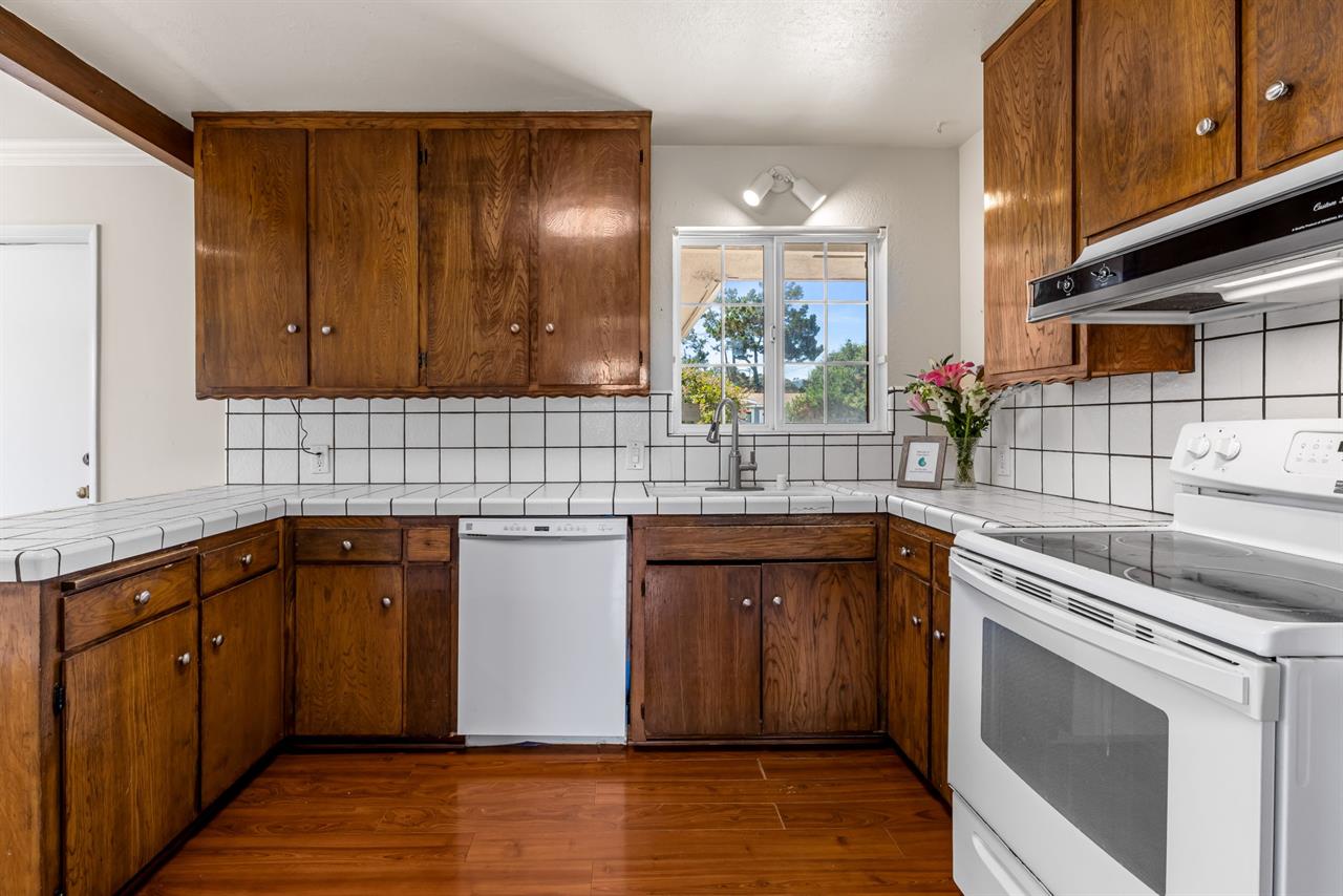 Kitchen With All the Appliances Included