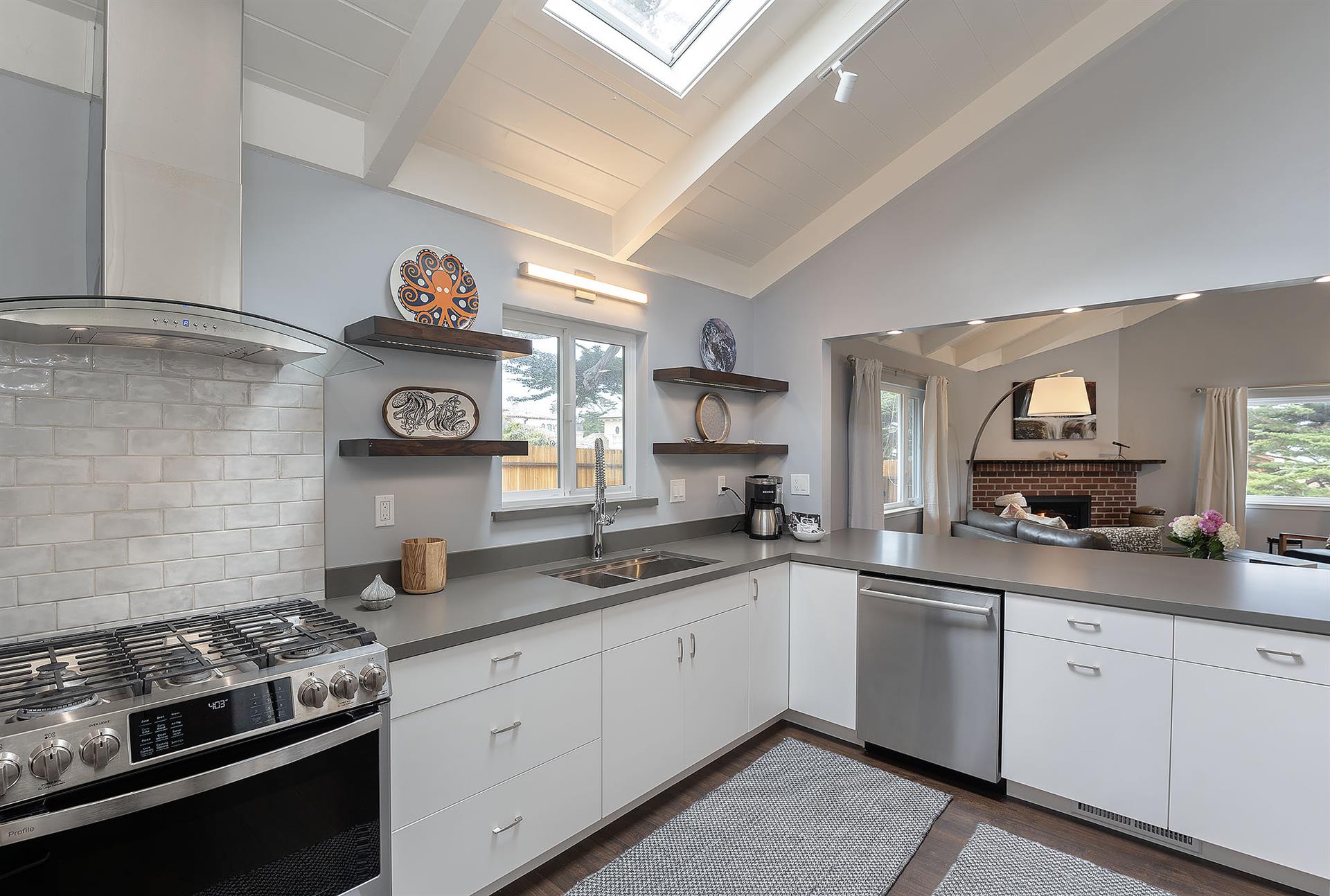 Fully Equipped Kitchen, Stainless Steel Appliances