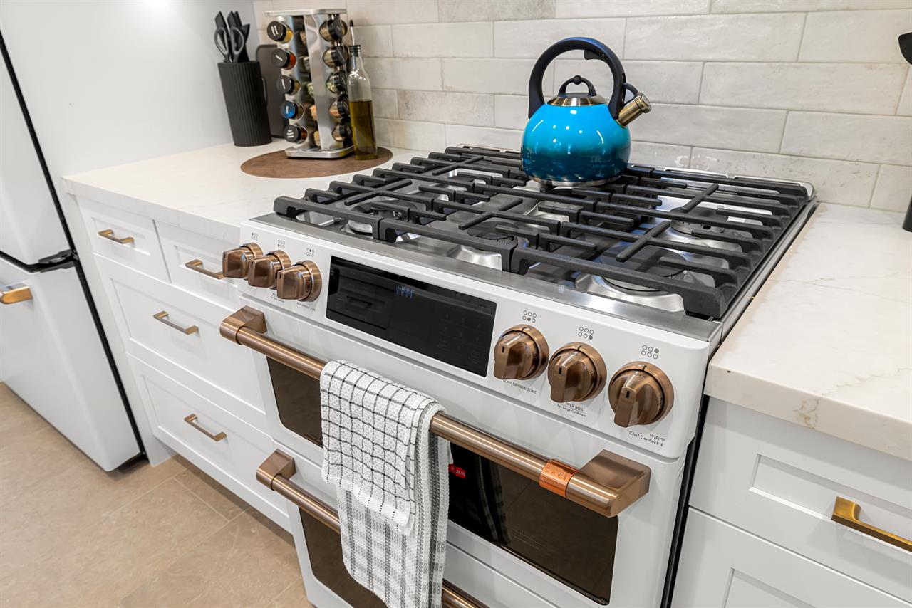 Stunning New Gourmet Kitchen