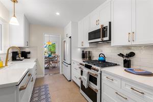 Fully Equipped Gourmet Kitchen