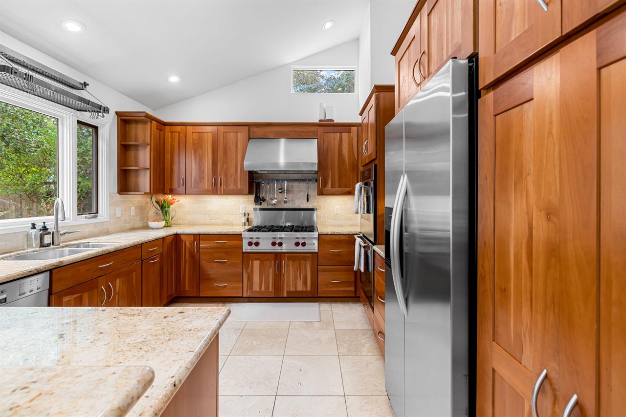 Fully Equipped Gourmet Kitchen