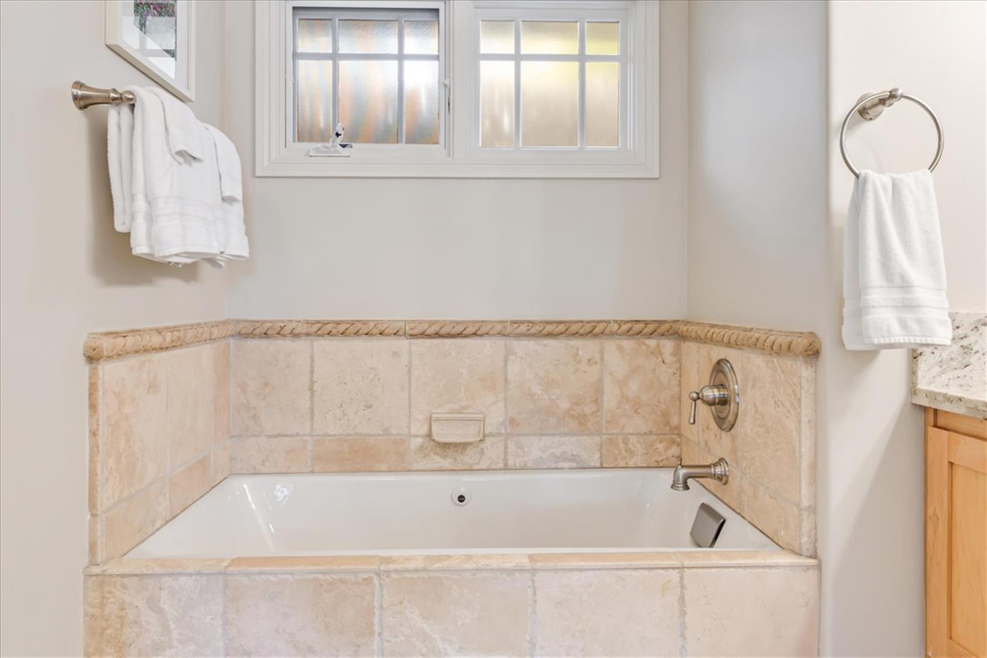 Jetted Tub in EnSuite Bathroom for Bedroom 1