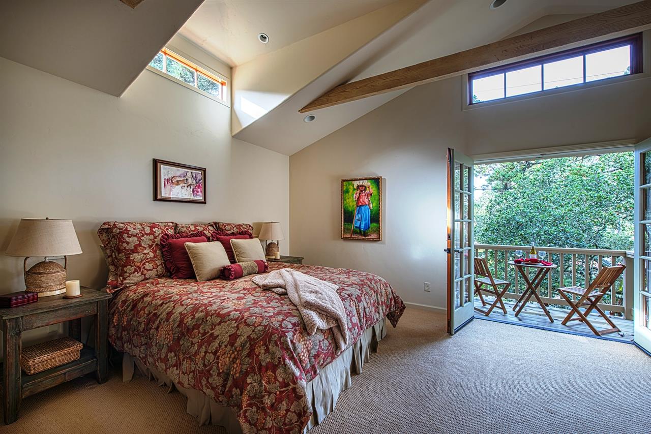 Bedroom 1, King Bed, TV, Balcony, En Suite Bathroom