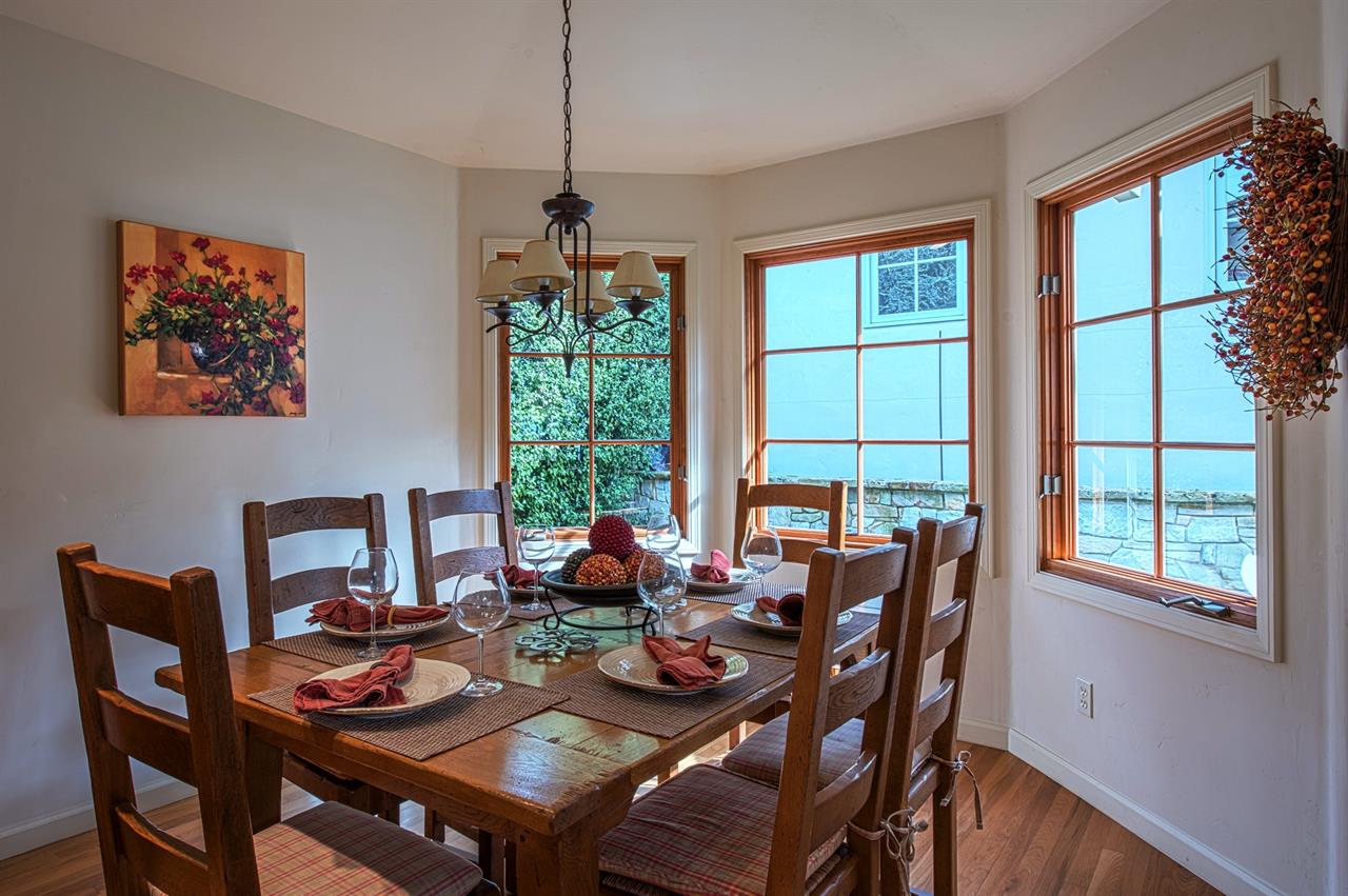 Comfortable Dining for Six