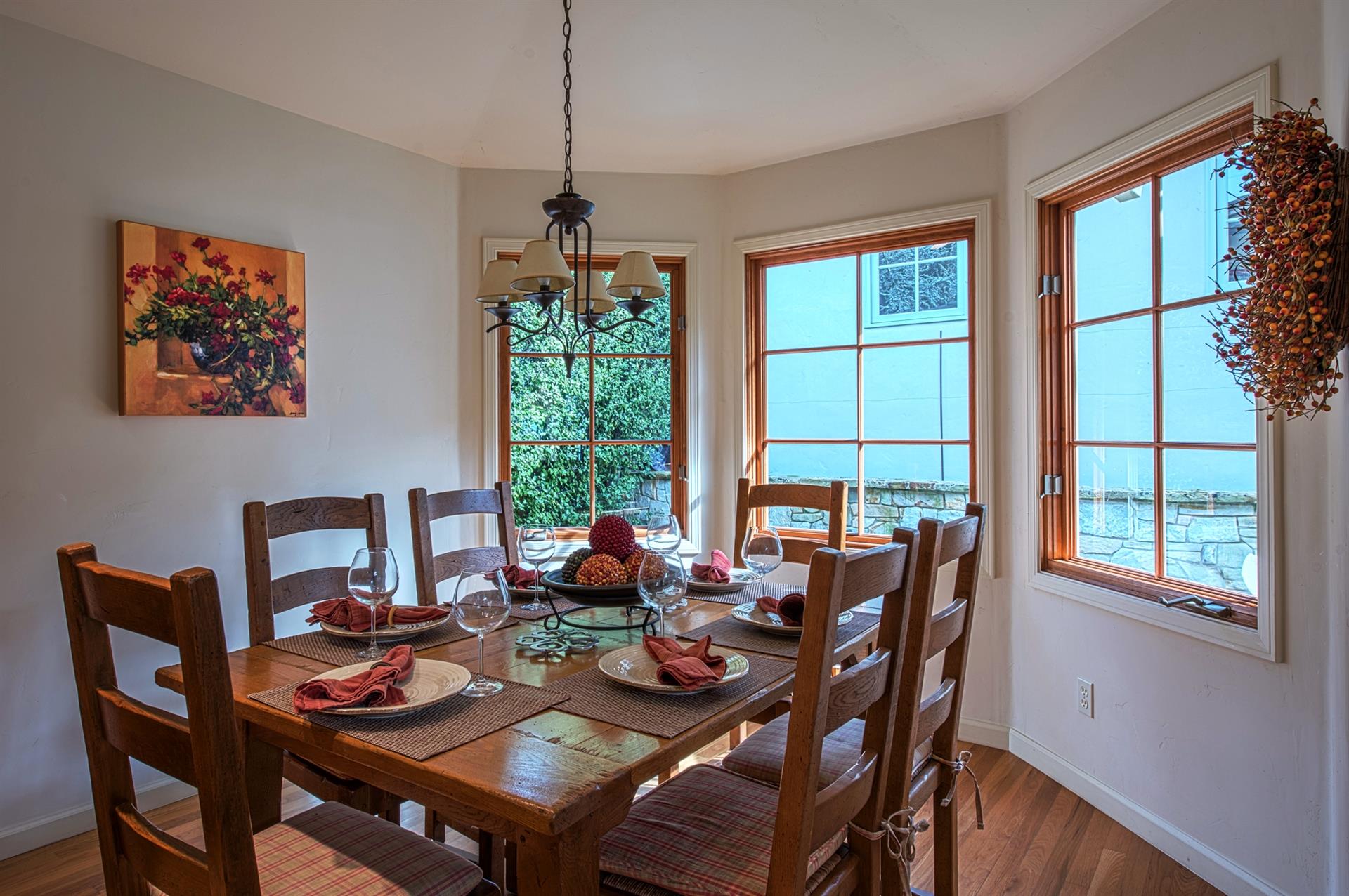 Comfortable Dining for Six