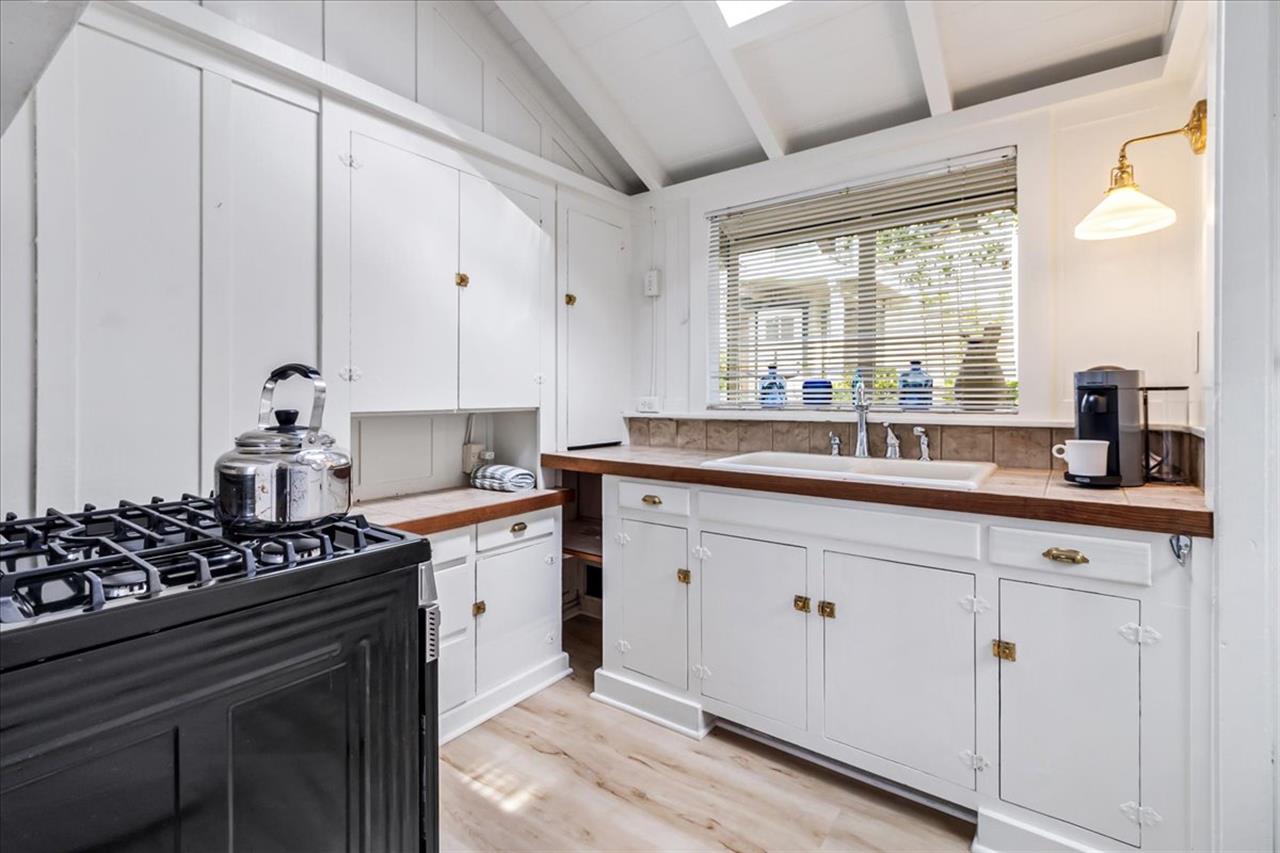 Guest Cottage Kitchen