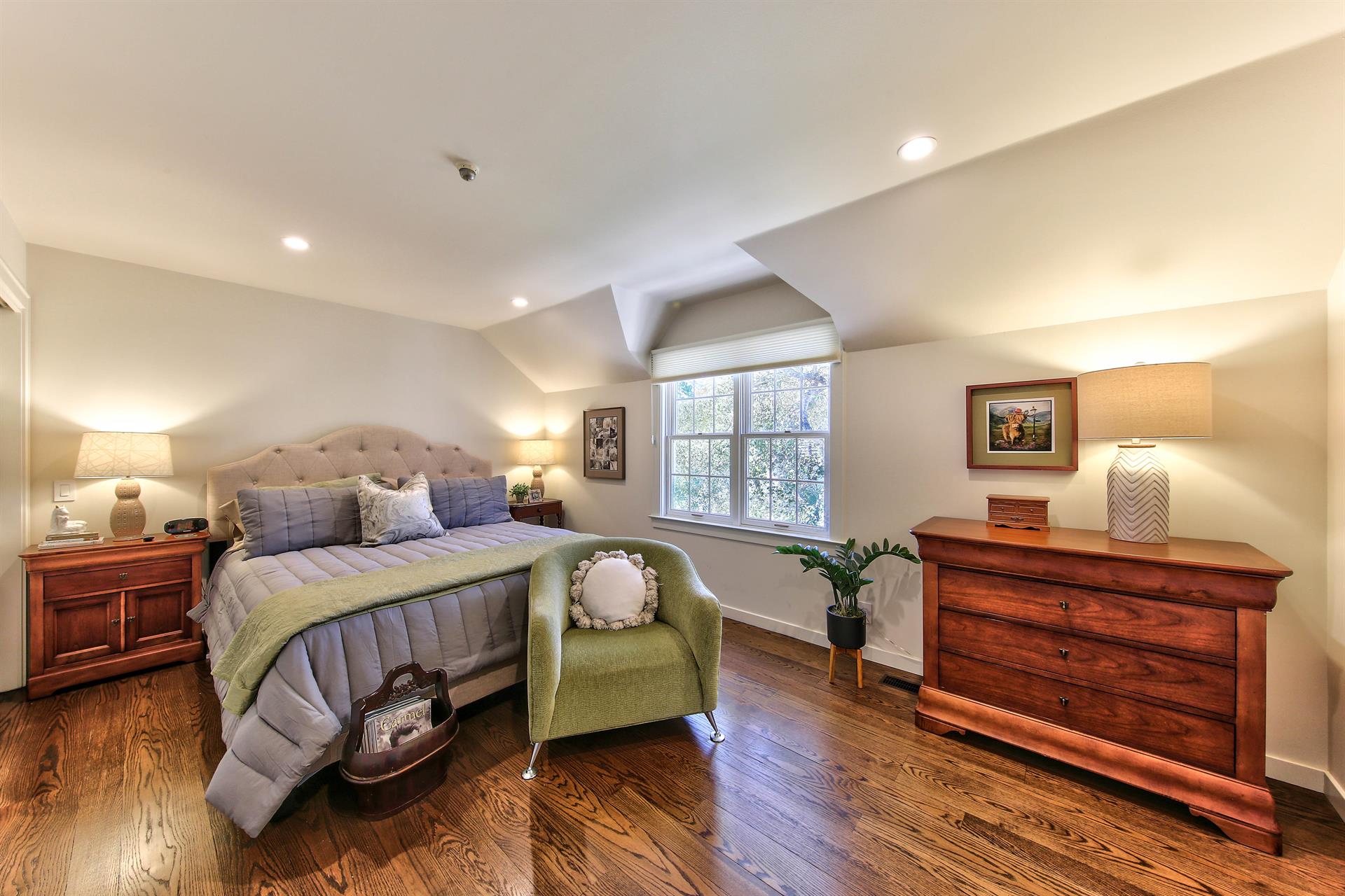 Bedroom 2  Queen Bed, EnSuite Bath with ShowerOverTub