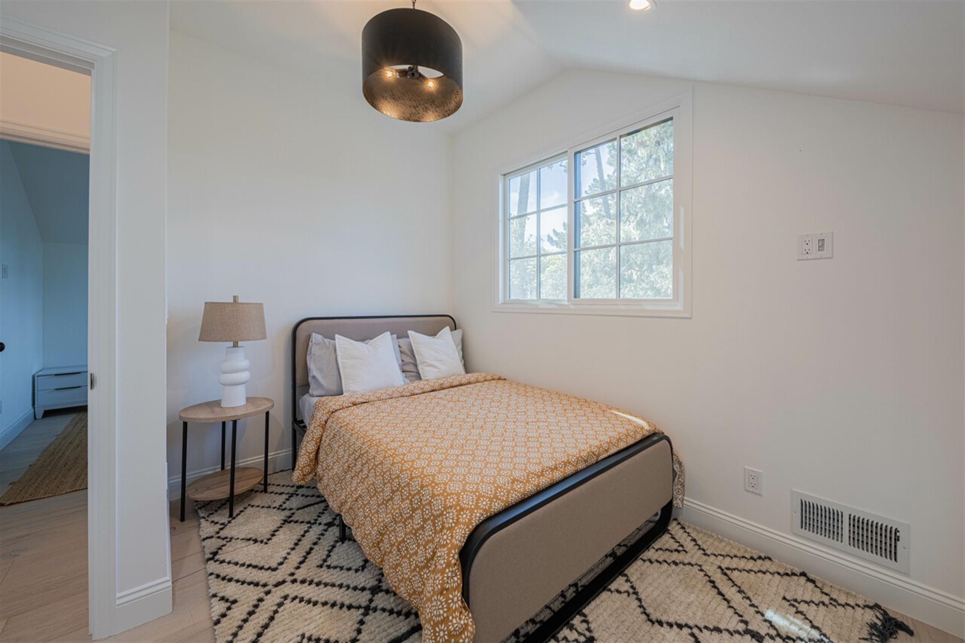 Bedroom 3 has a FullDouble Bed