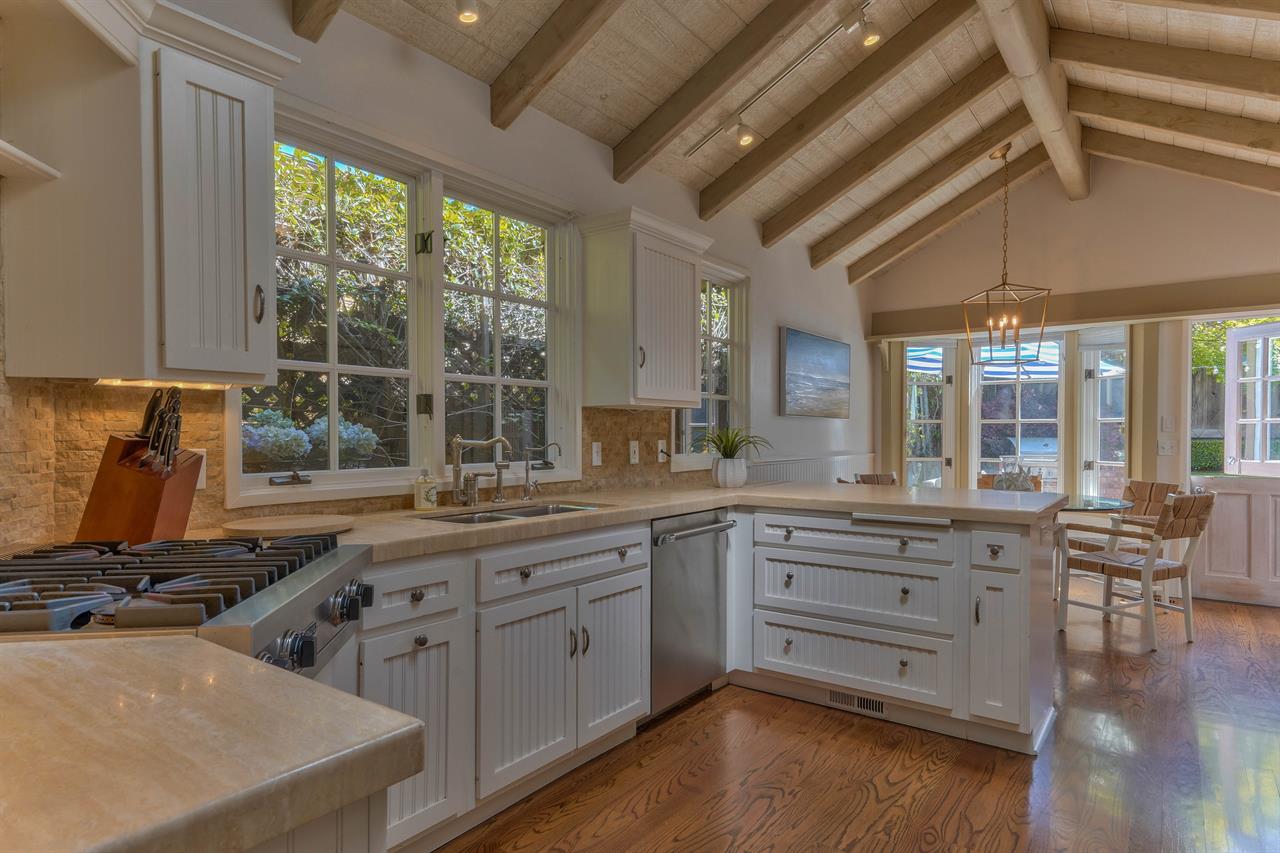 Fully Equipped Gourmet Kitchen has a Viking Gas Range