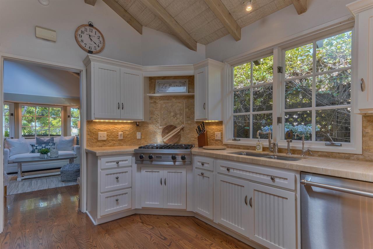 Fully Equipped Gourmet Kitchen