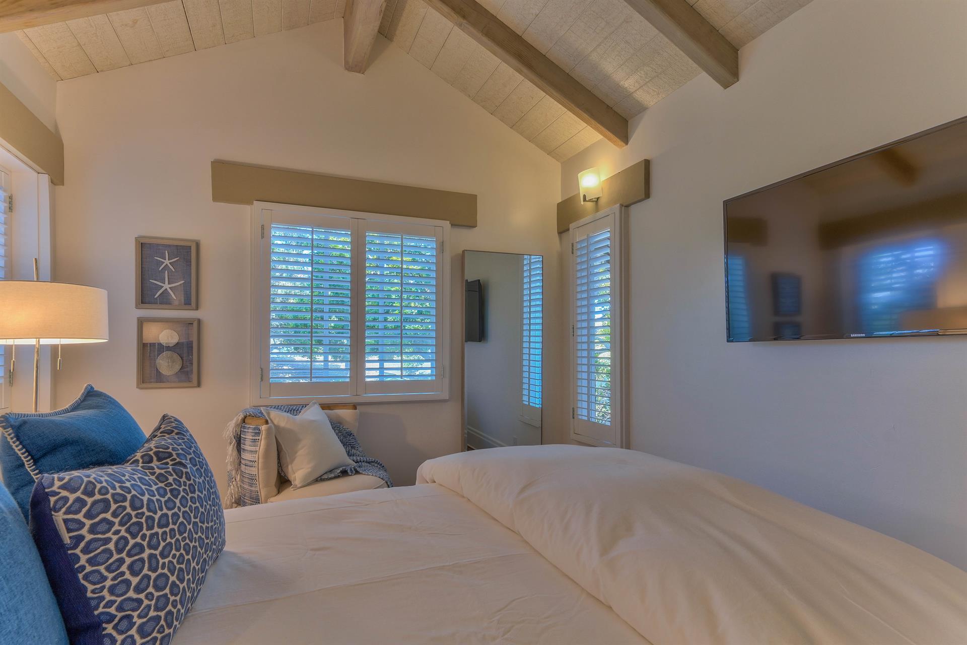 Entrance to Bedroom 3, Queen, Smart TV