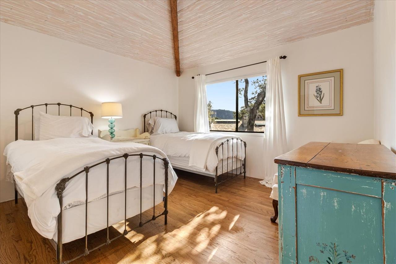 Bedroom 3 has 2 Twin Beds