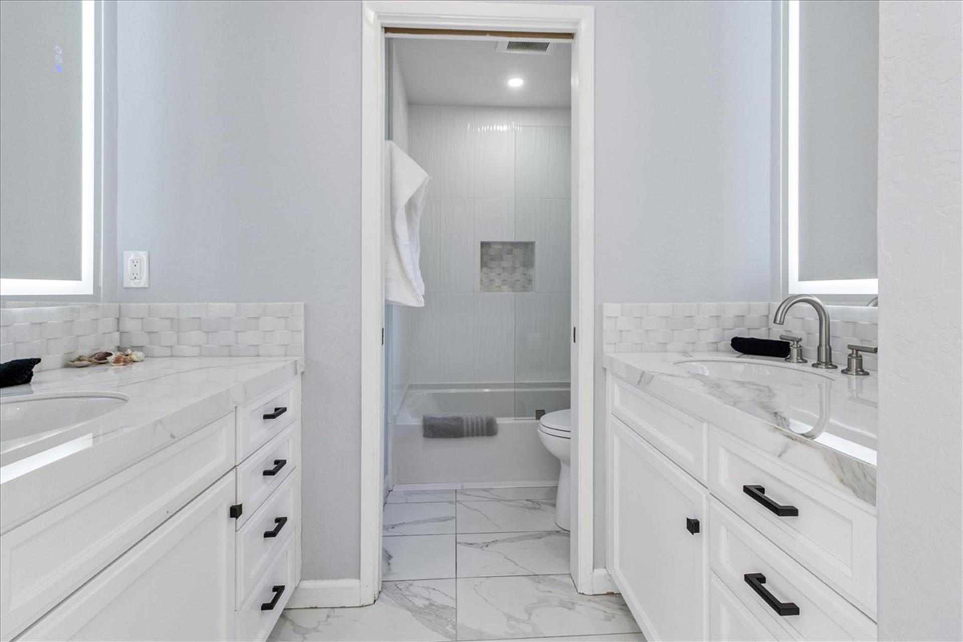 EnSuite Bath with ShowerOverTub for Bedroom 1