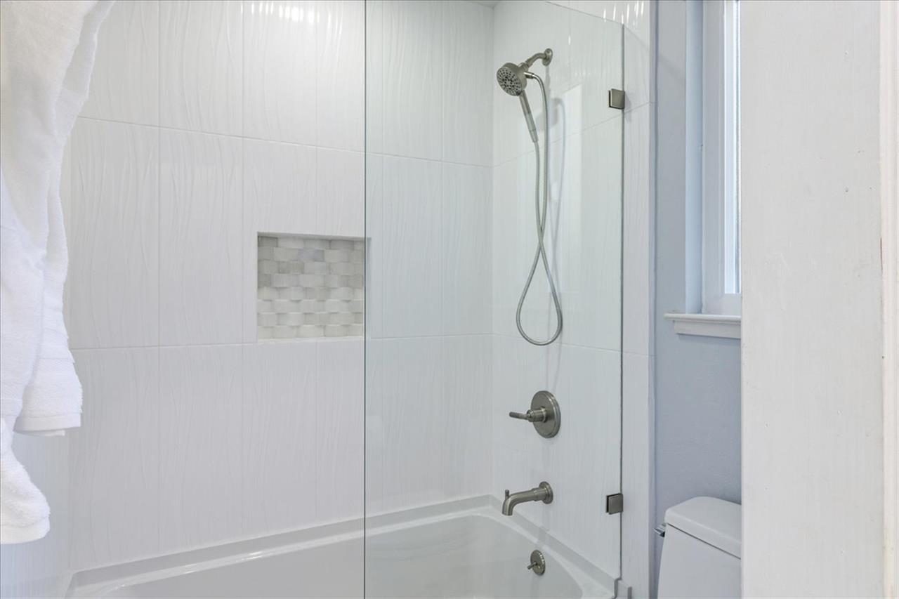 EnSuite Bath with ShowerOverTub for Bedroom 1
