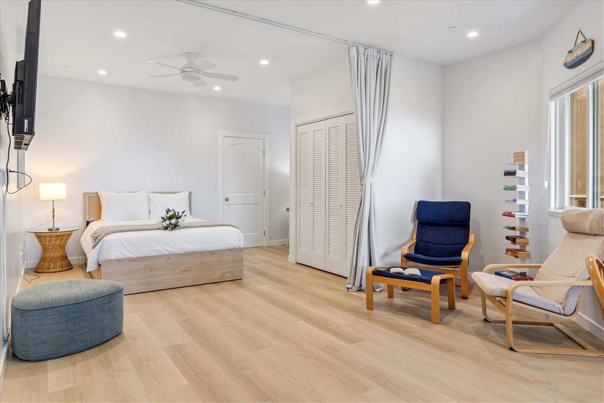 Bedroom 4  Guest Suite has a Queen Bed and a Smart TV