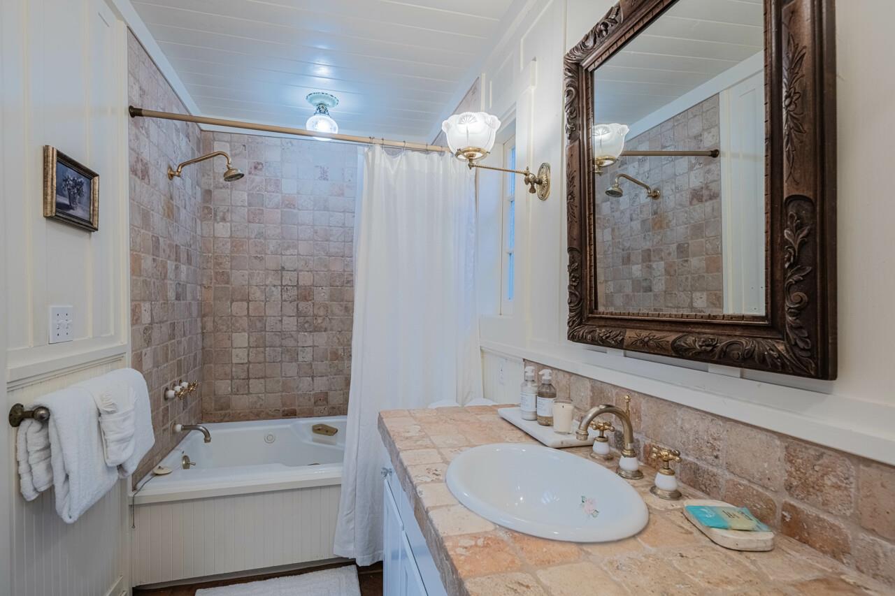 EnSuite Bath with ShowerOverTub for Bedroom 1