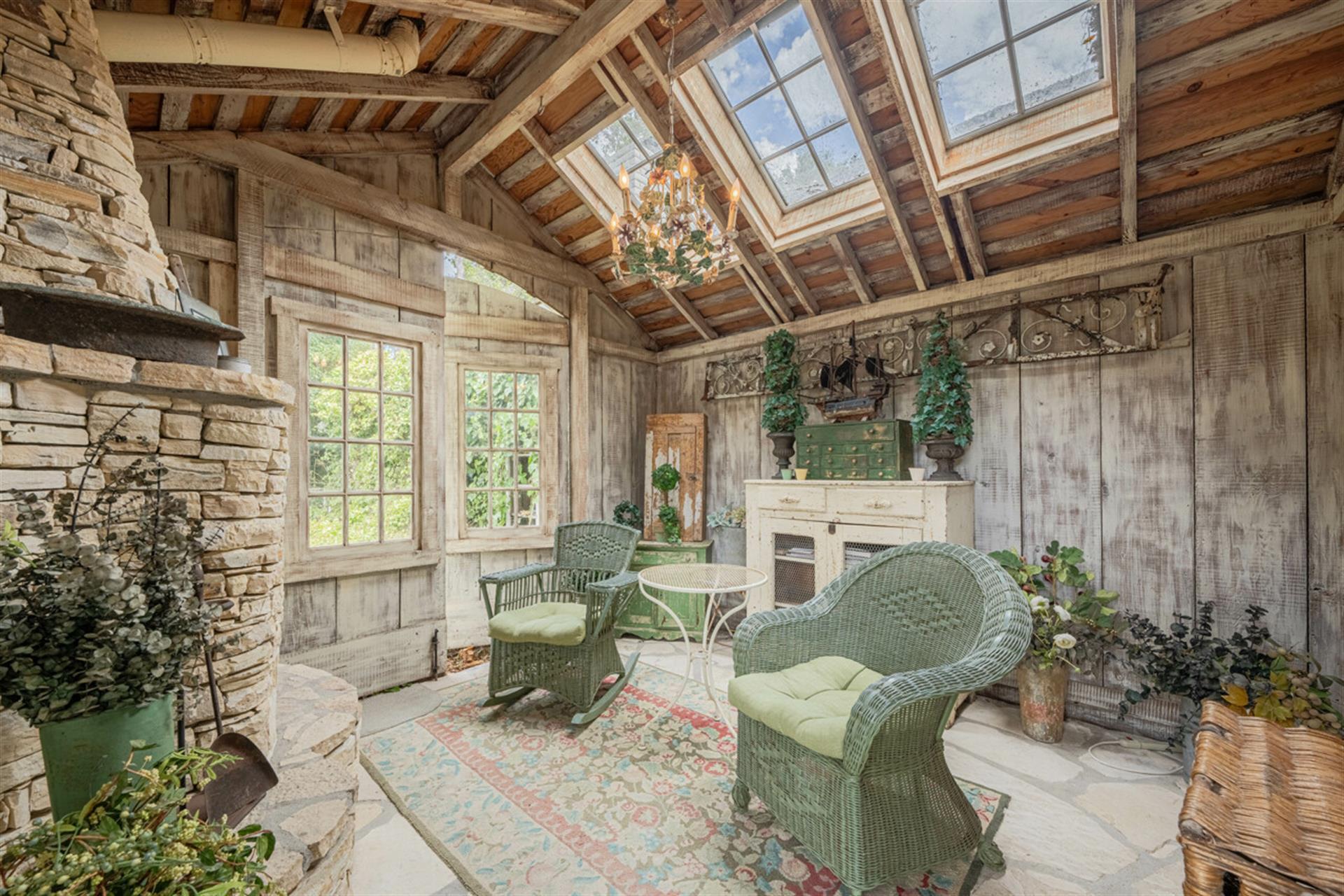 Detached Garden Room Getaway