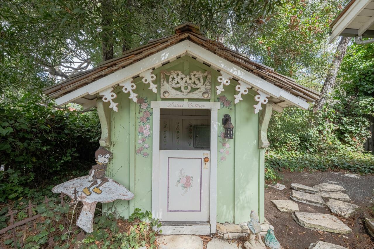 Petite Childrens Playhouse