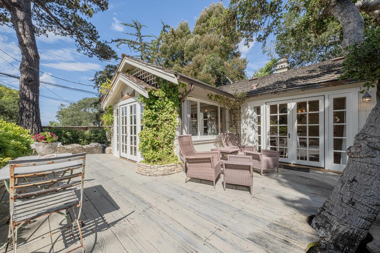 Lounging and Dining Deck