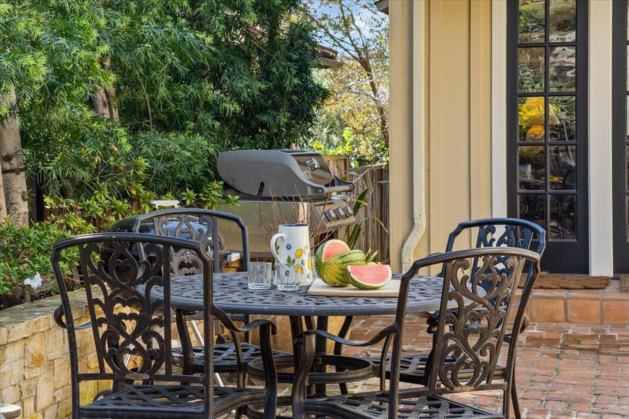 The Front Yard Patio has both Charcoal and Gas BBQ Grills