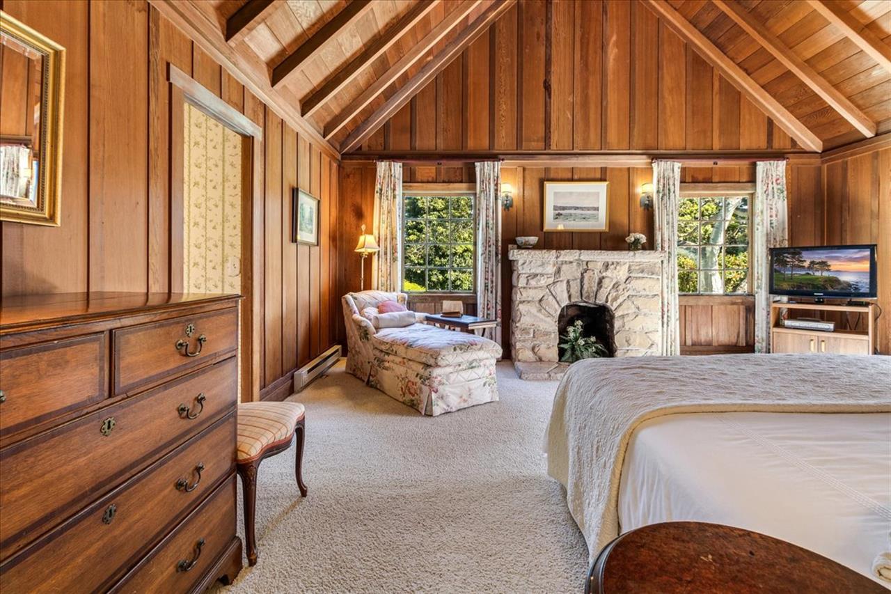 Bedroom 1, King Bed, TV Fireplace is Decorative Only