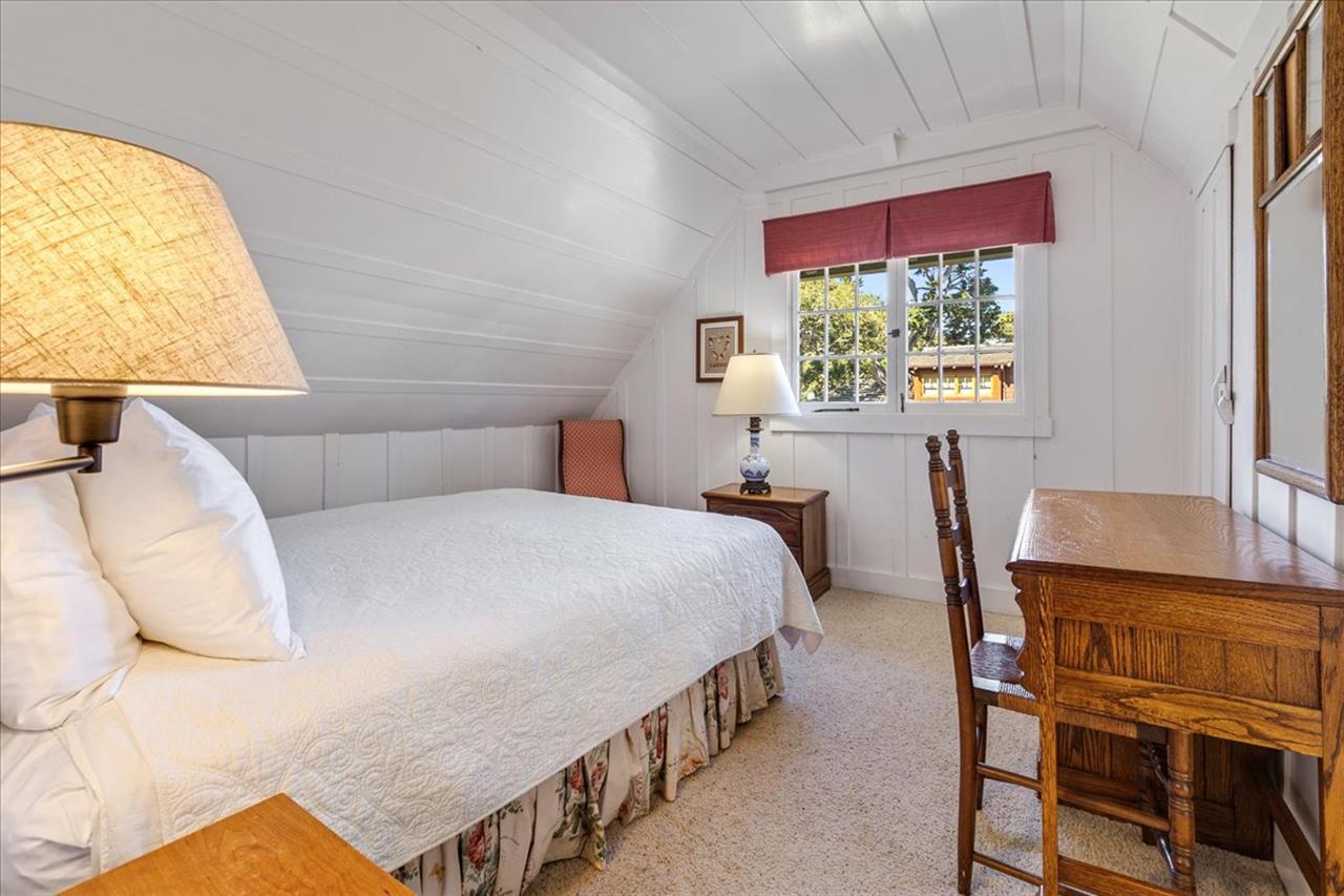 Bedroom 5, Queen Bed