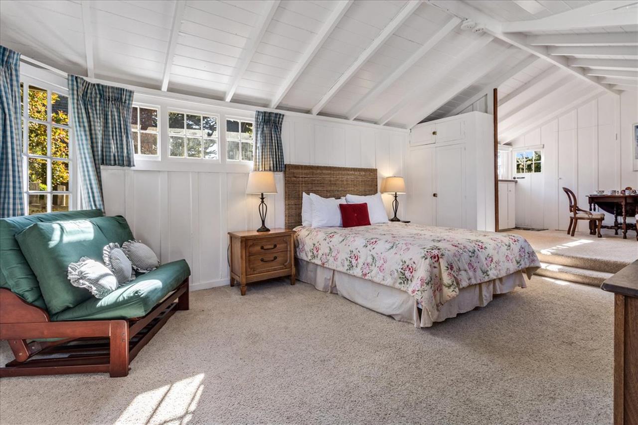 Extra Sleeping Space with Queen Bed