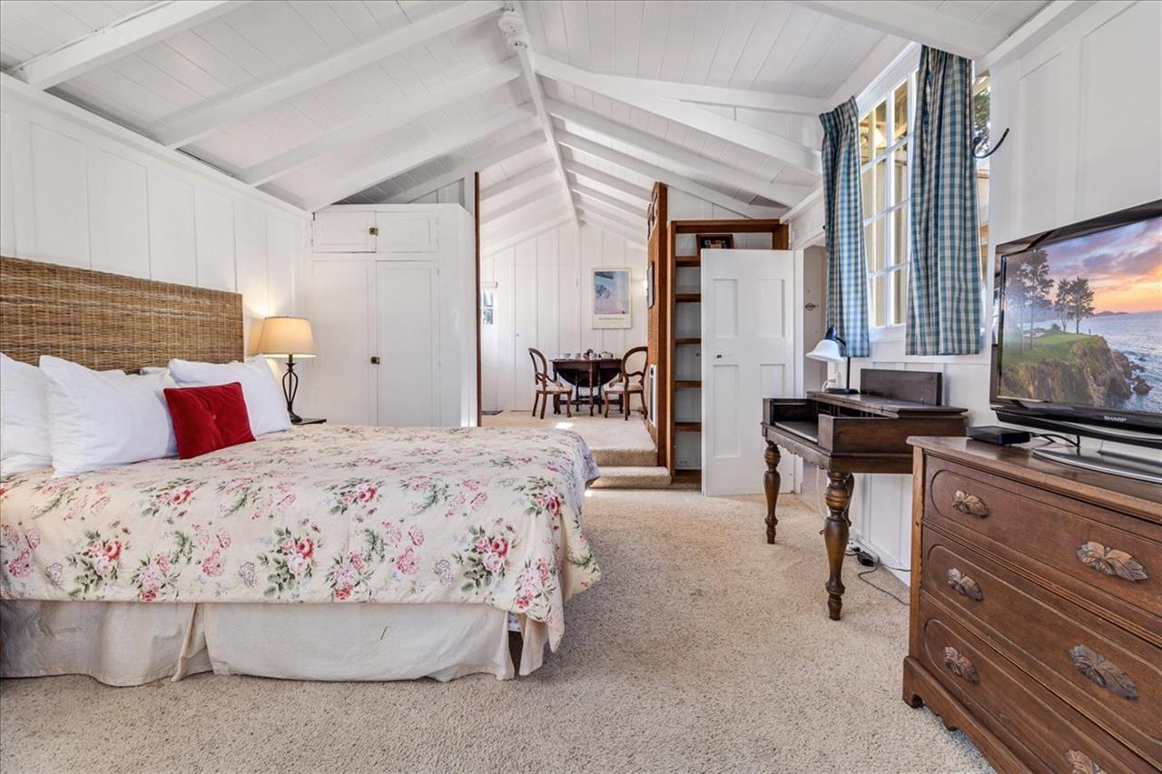Extra Sleeping Space with Queen Bed