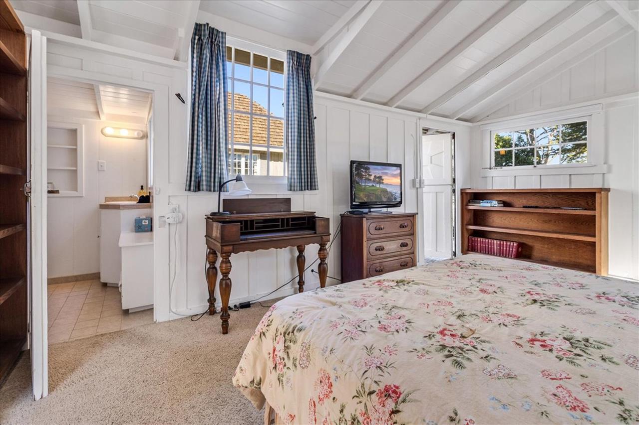 Extra Sleeping Space with Queen Bed