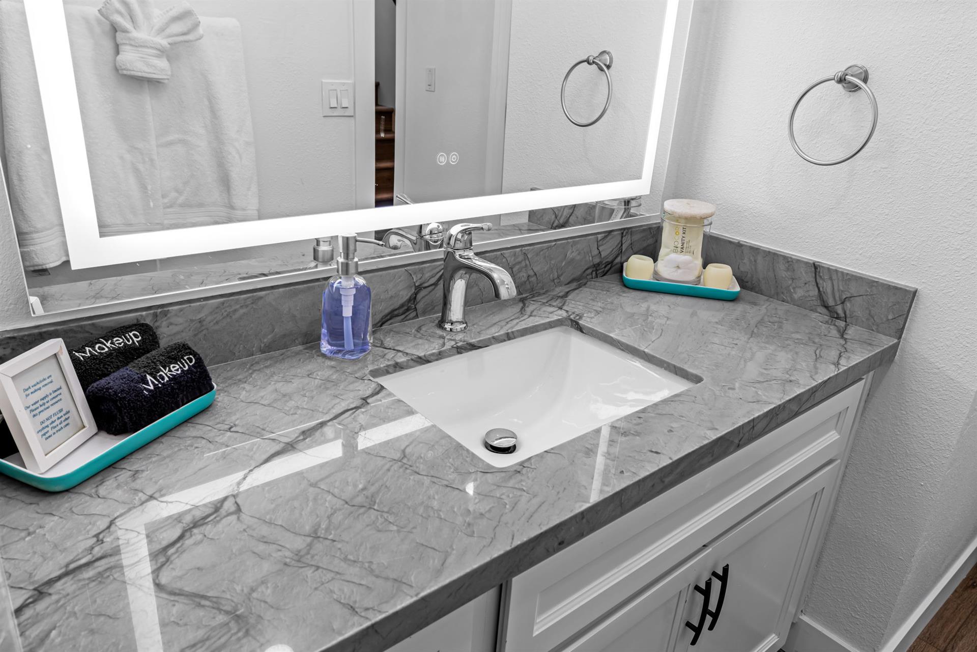 EnSuite Bath with ShowerOverTub for Bedroom 1