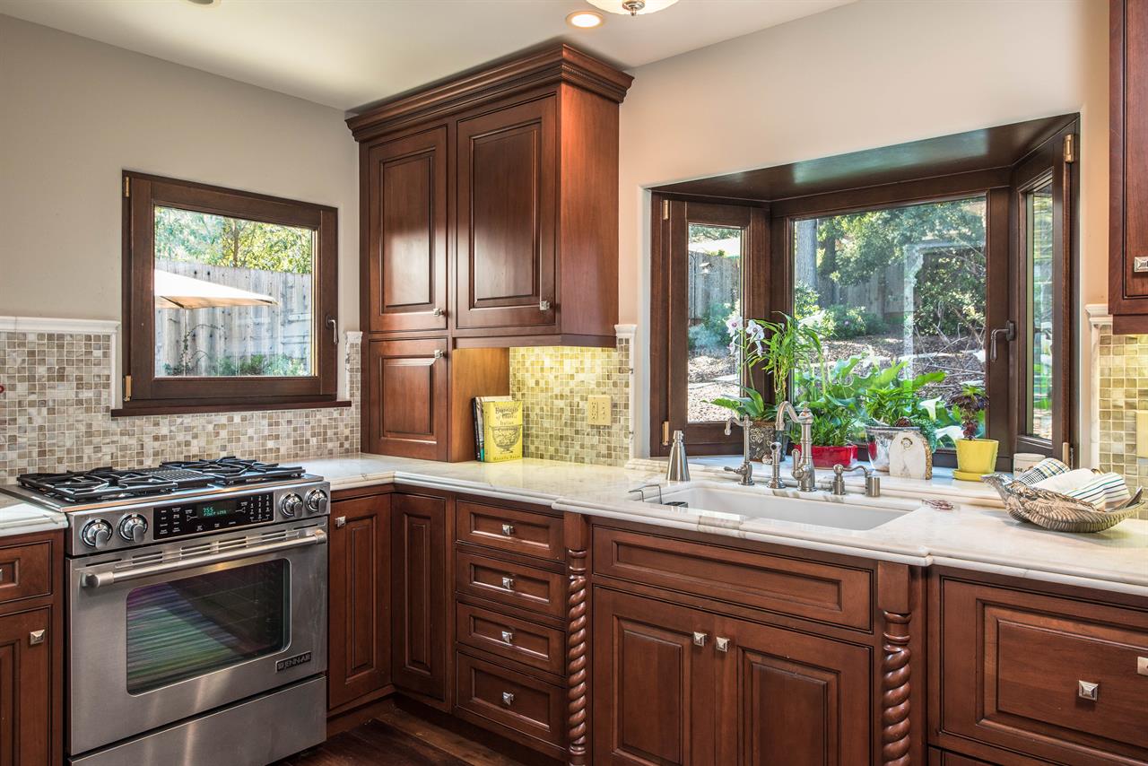 Fully Equipped Gourmet Kitchen