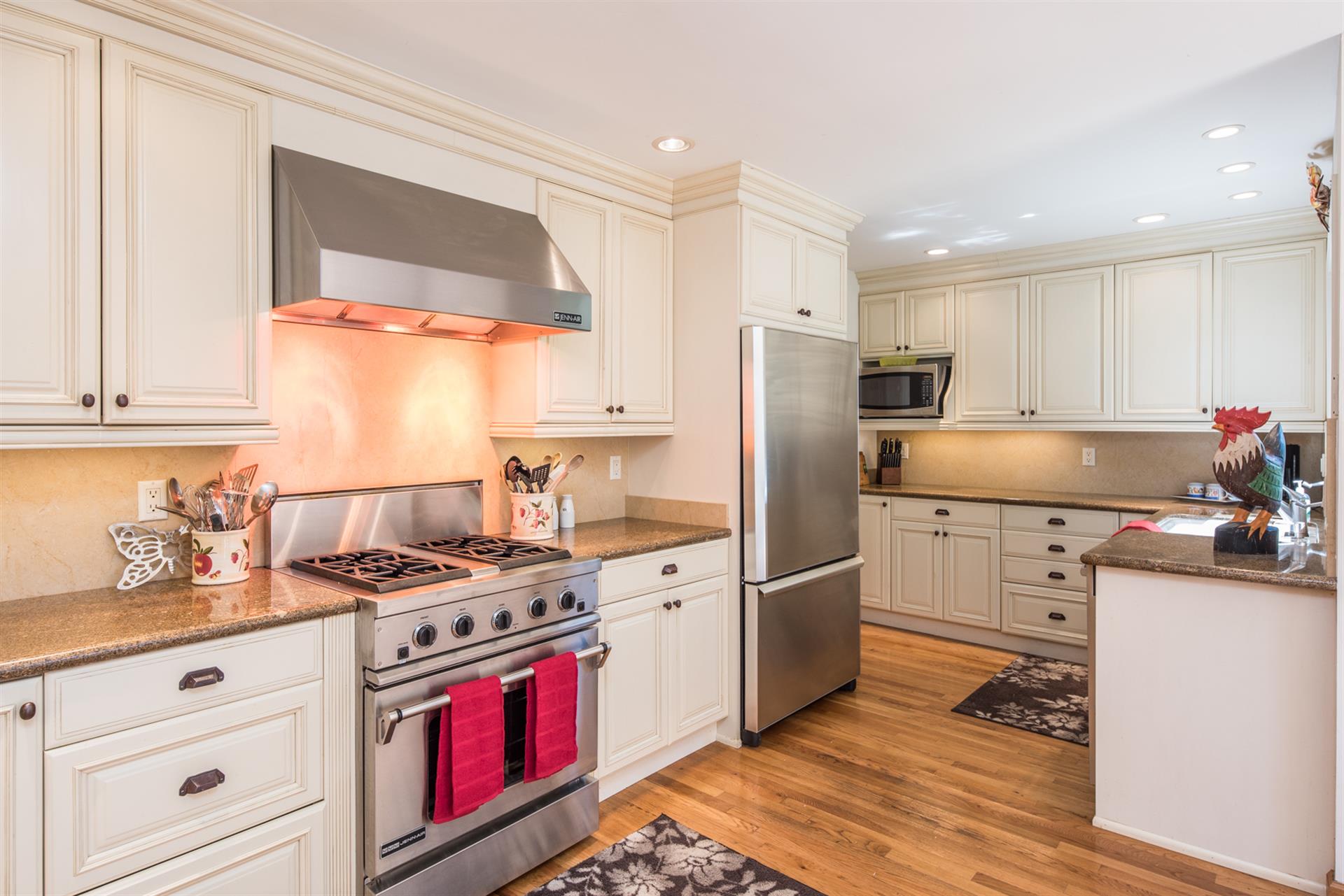 Fully Equipped Gourmet Kitchen