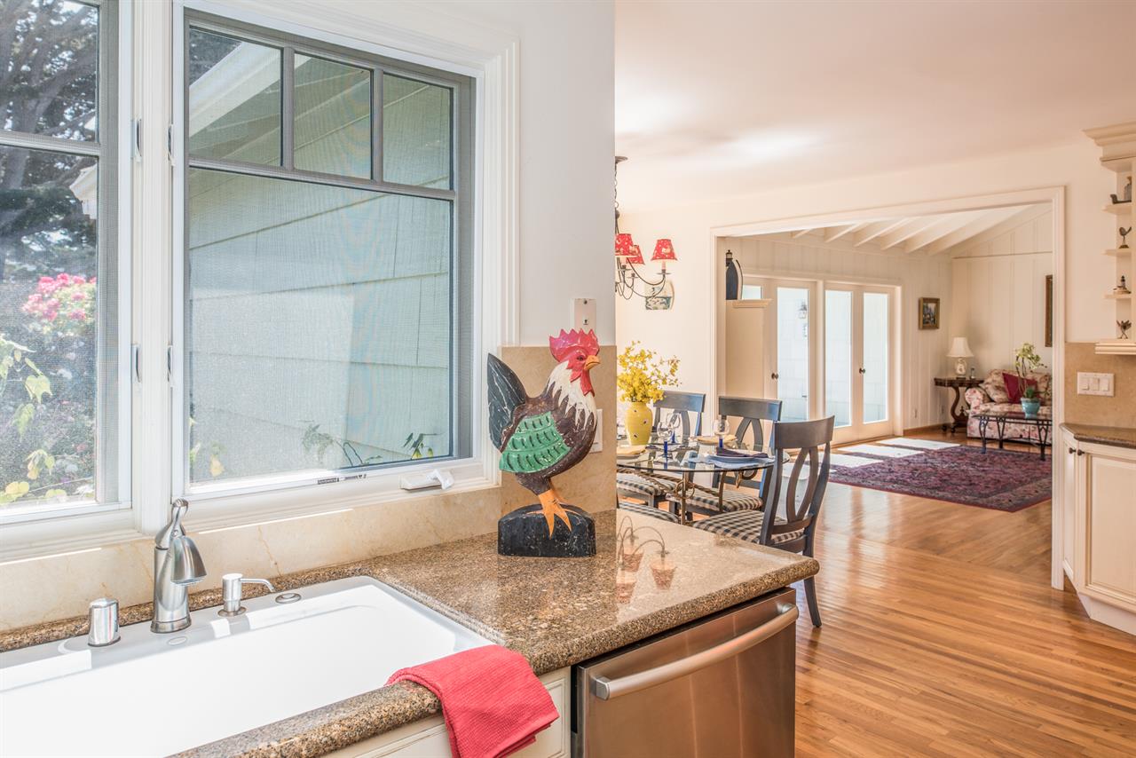 Fully Equipped Gourmet Kitchen