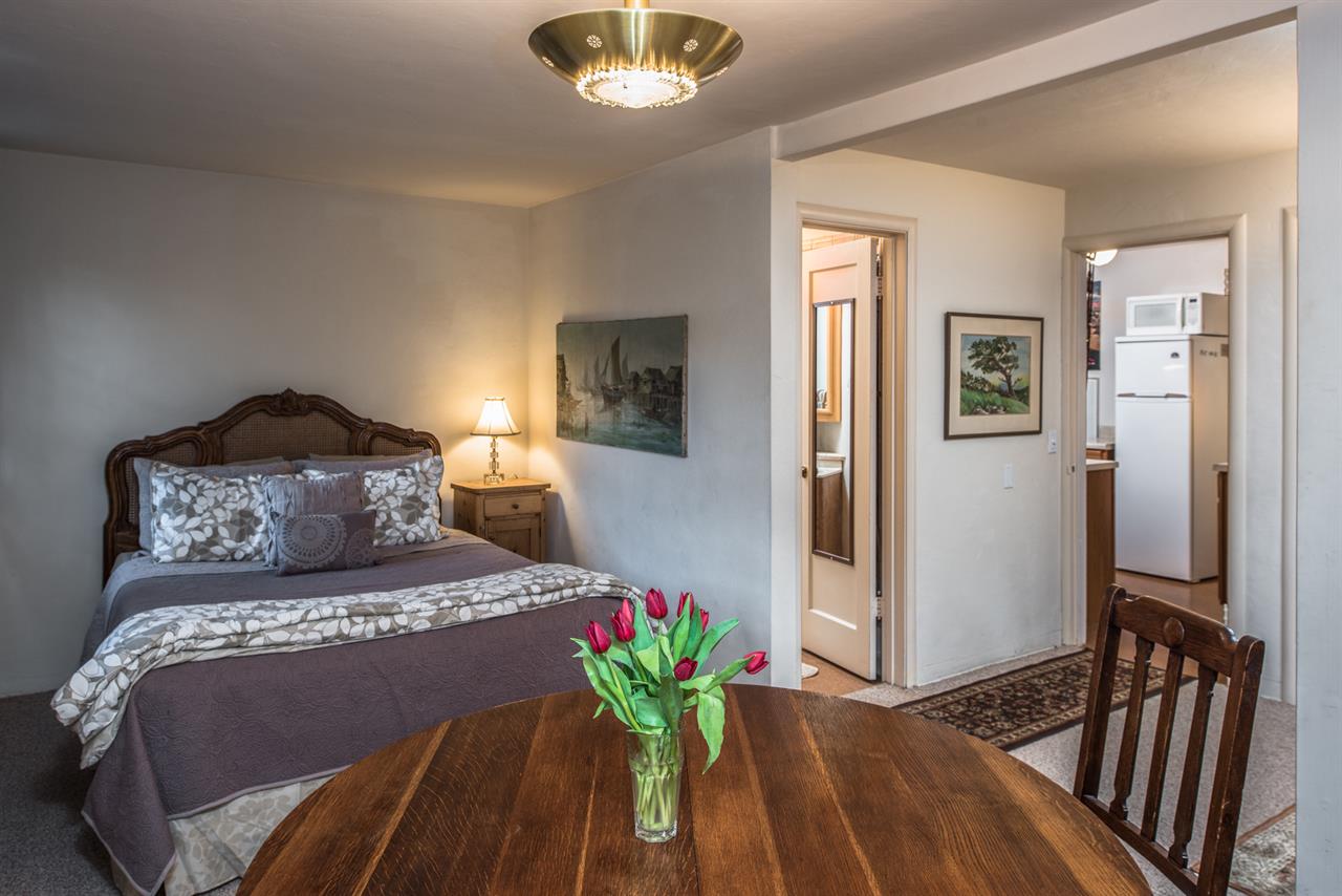 Bedroom, Queen Bed, Seating Area