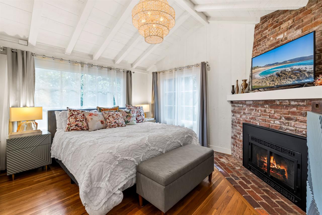 Master Suite  Vaulted Ceiling, Gas Fireplace and EnSuite Bath