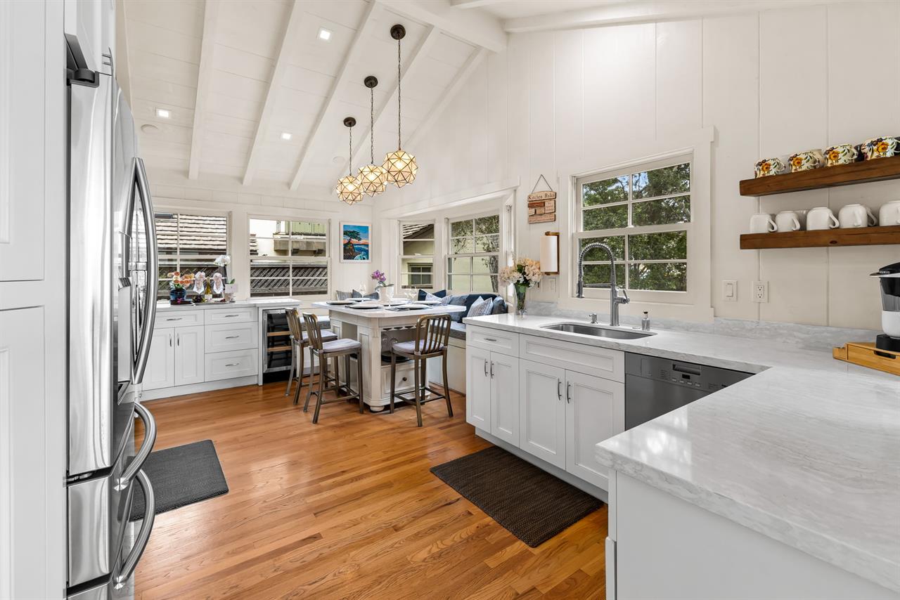 Fully Equipped Kitchen with a Dining Nook