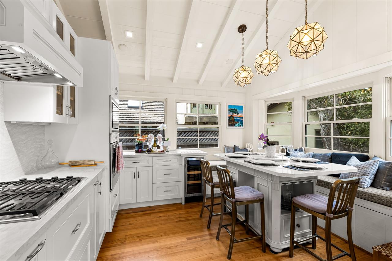 Fully Equipped Gourmet Kitchen