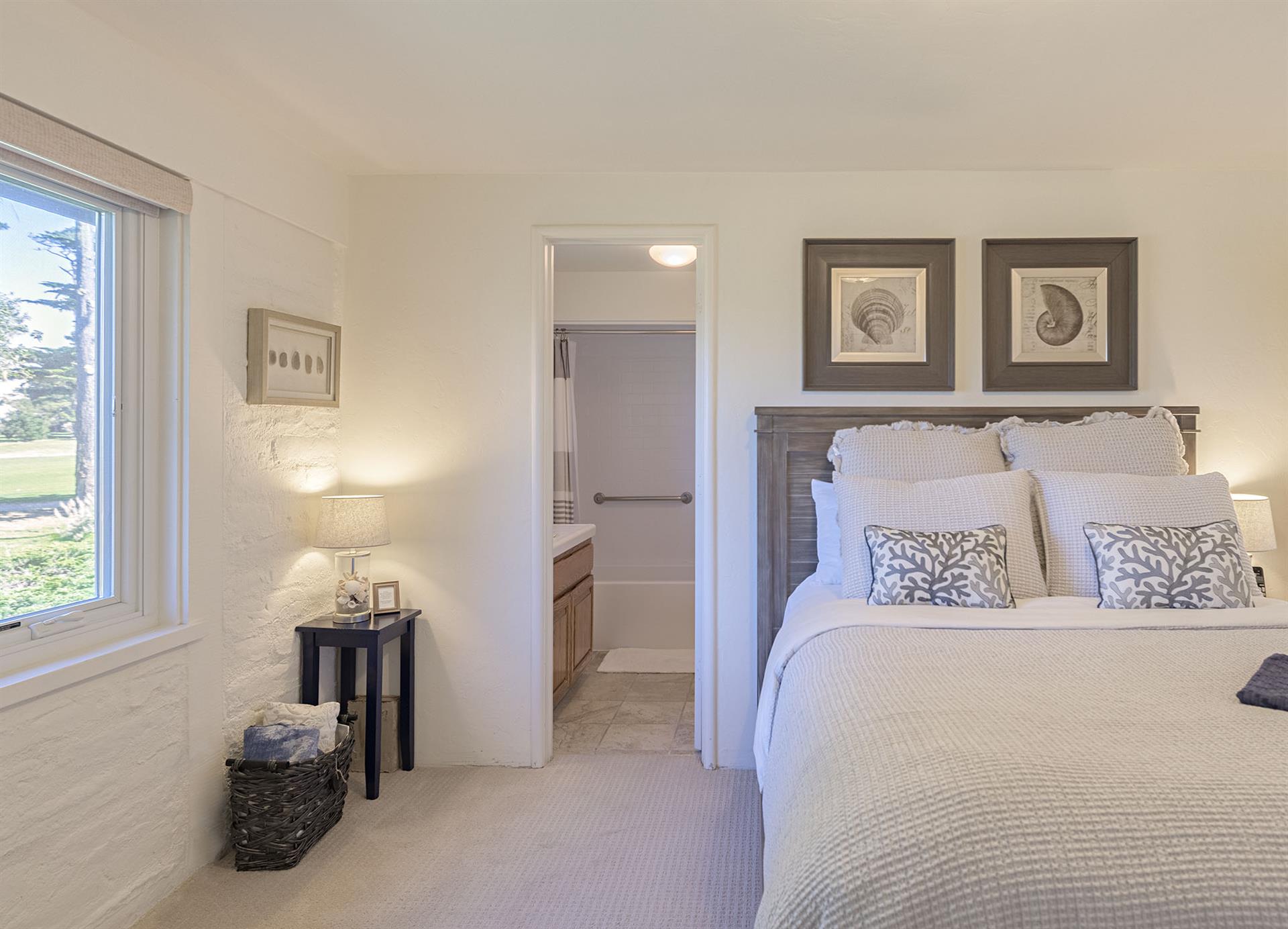 Bedroom 1, Queen Bed, TV, En Suite Full Bath