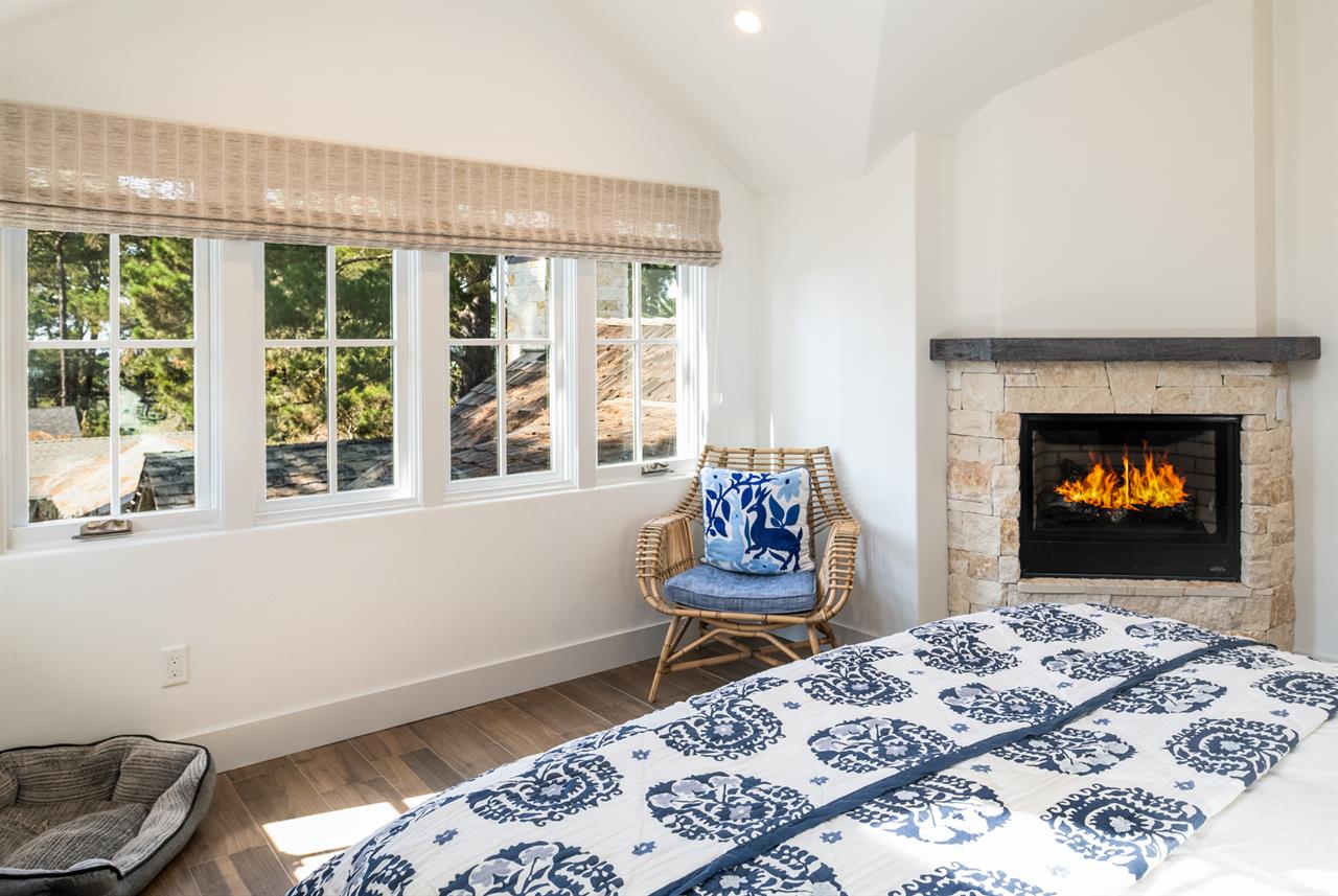 Bedroom 1, King, Fireplace, 46 HDTV, En Suite