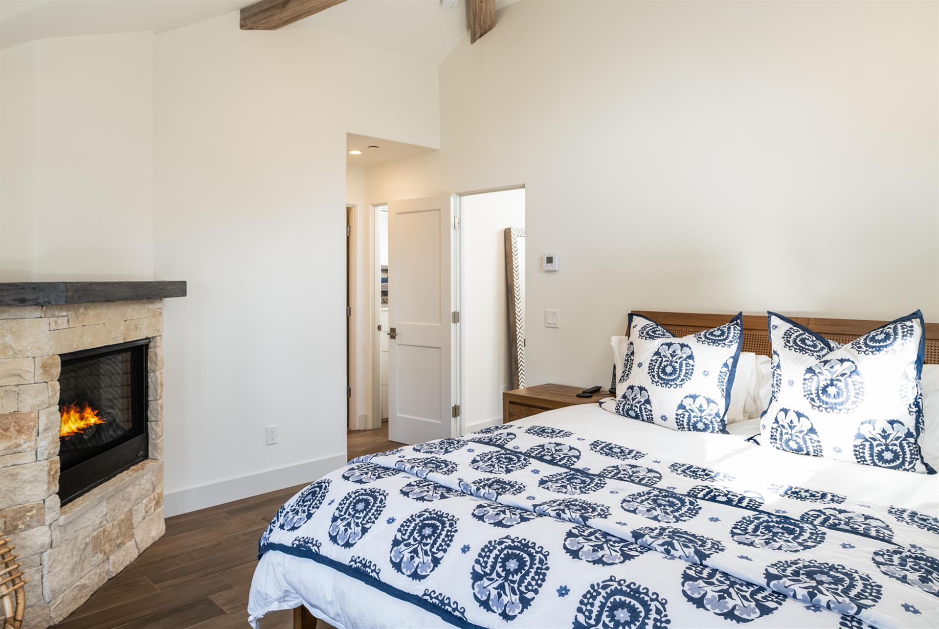 Bedroom 1, King, Fireplace, 46 HDTV, En Suite