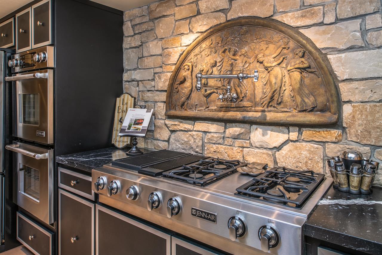 Fully Equipped Gourmet Kitchen