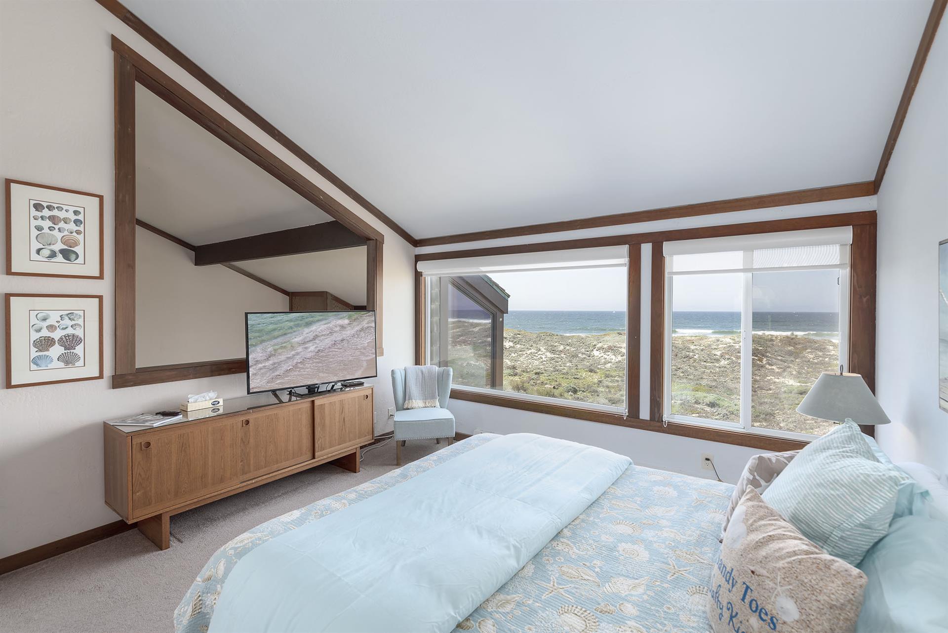 Bedroom 1, Cal King, TV, Bay View, En Suite, Upstairs