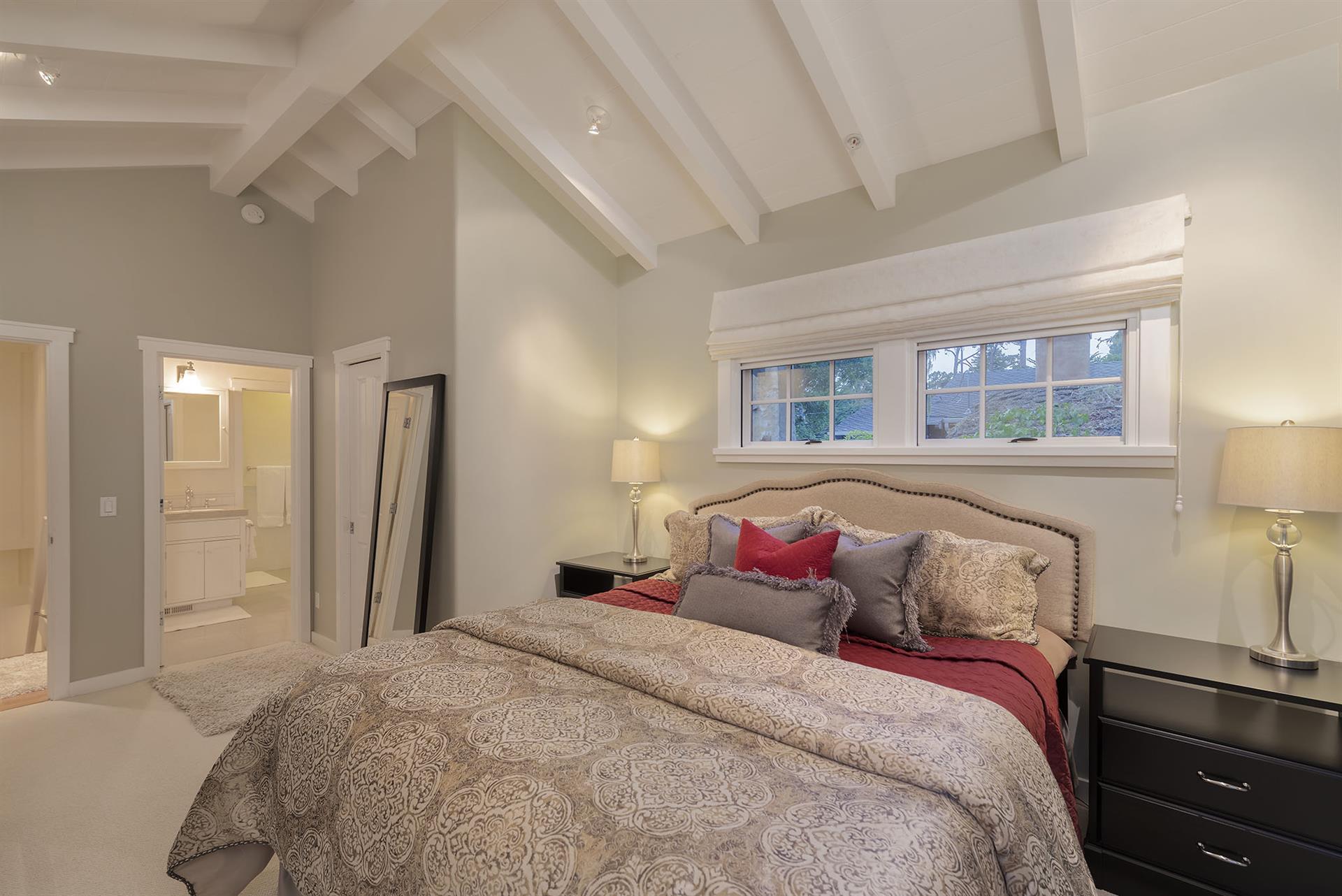 Bedroom 1, King, TV, En Suite Bathroom