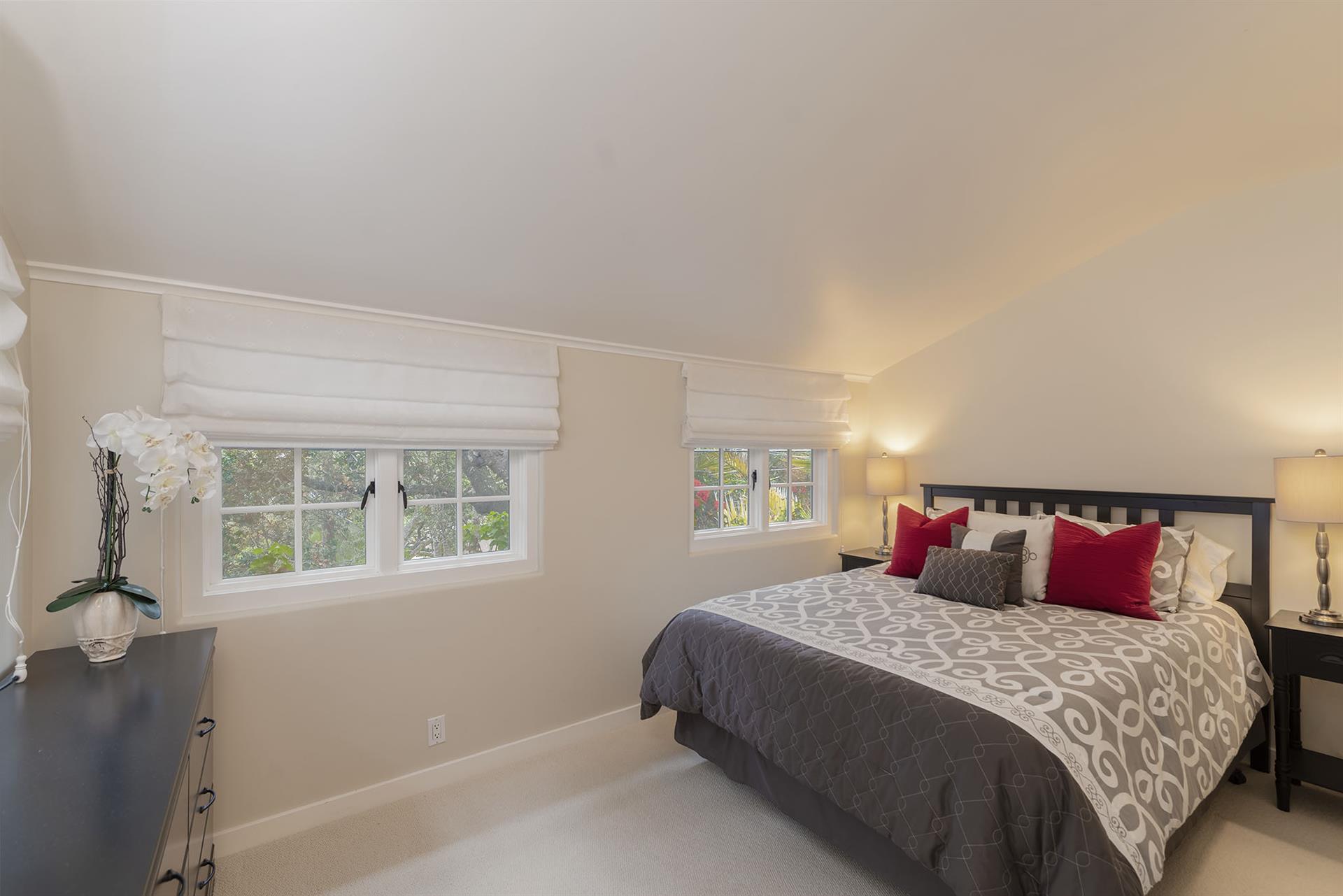 Bedroom 2, Queen Bed, Upstairs