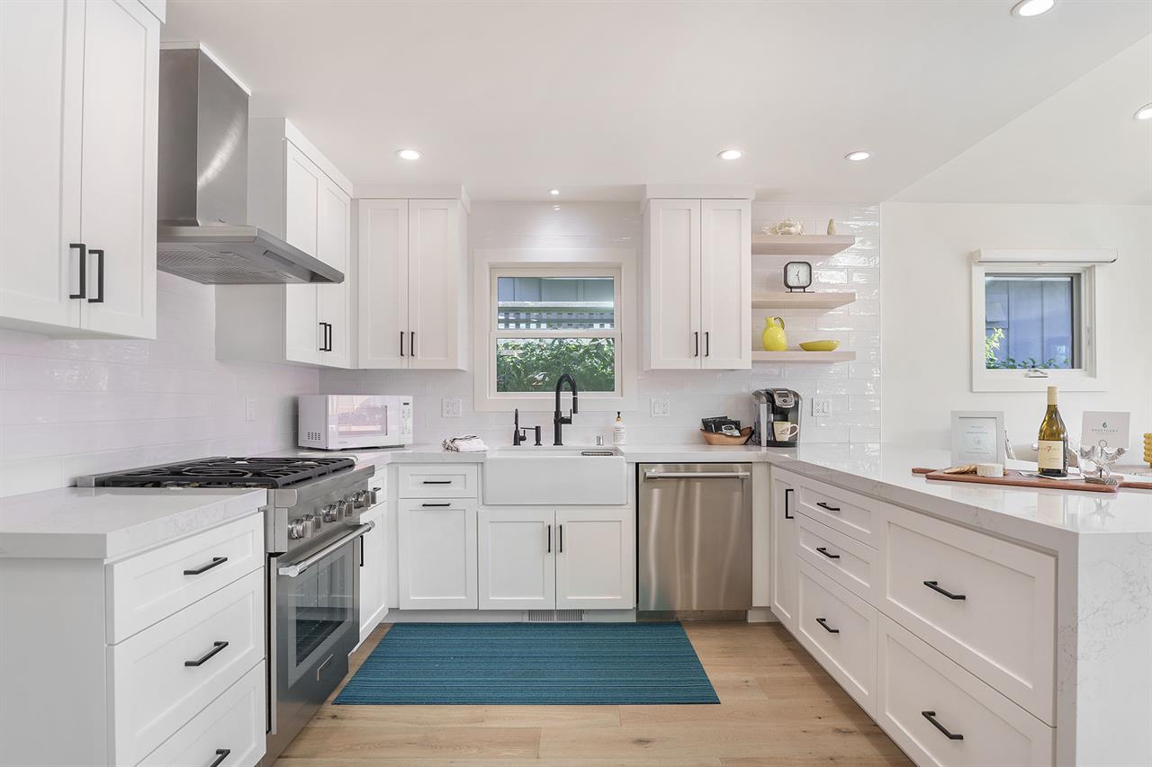 Fully Equipped Gourmet Kitchen