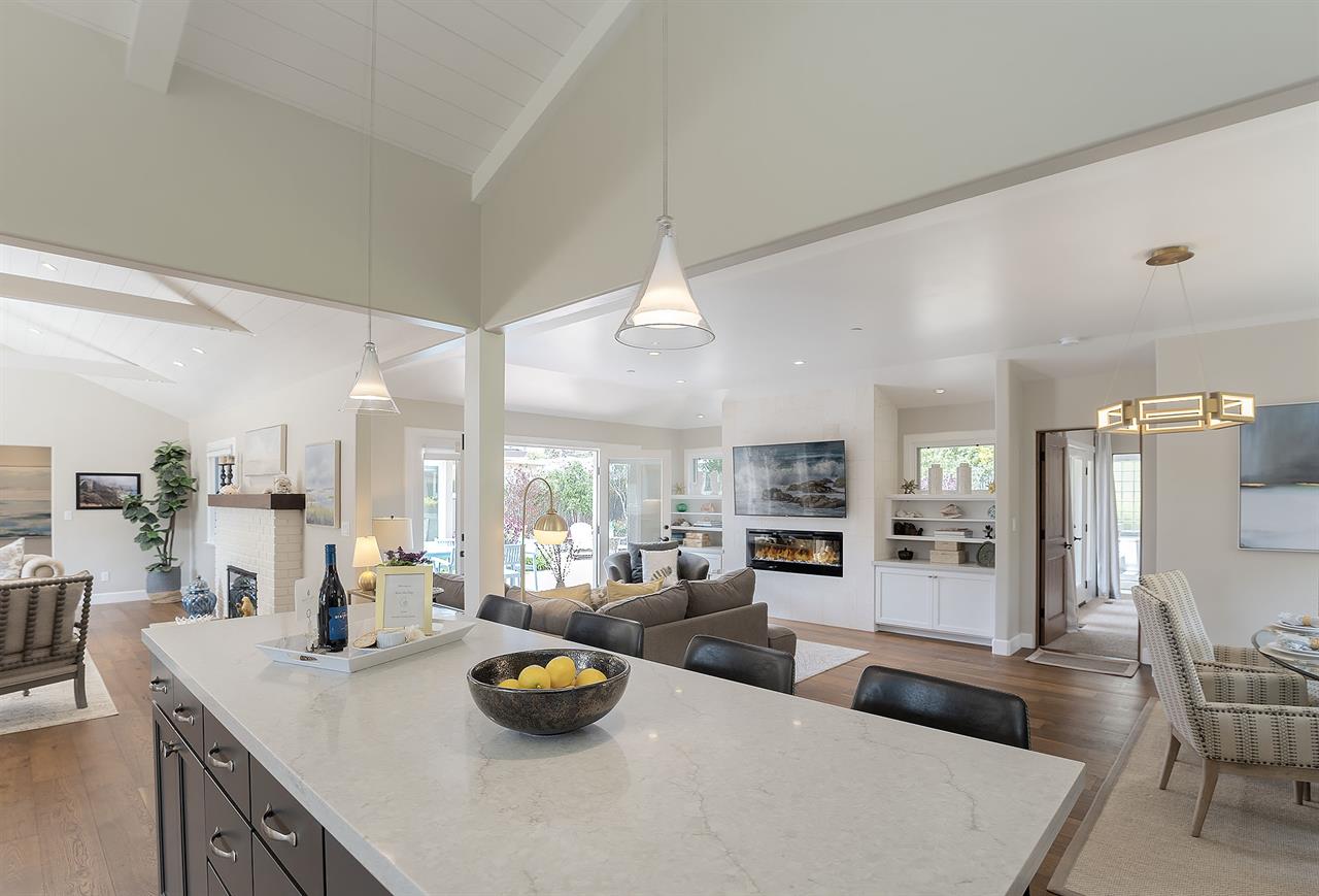 Fully Equipped Gourmet Kitchen