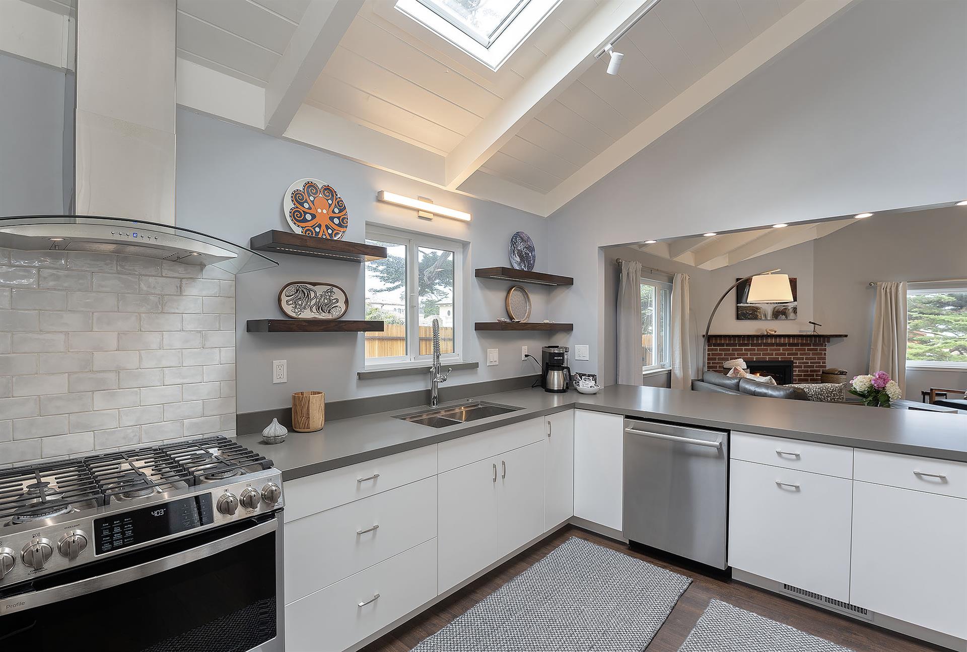 Fully Equipped Kitchen, Stainless Steel Appliances