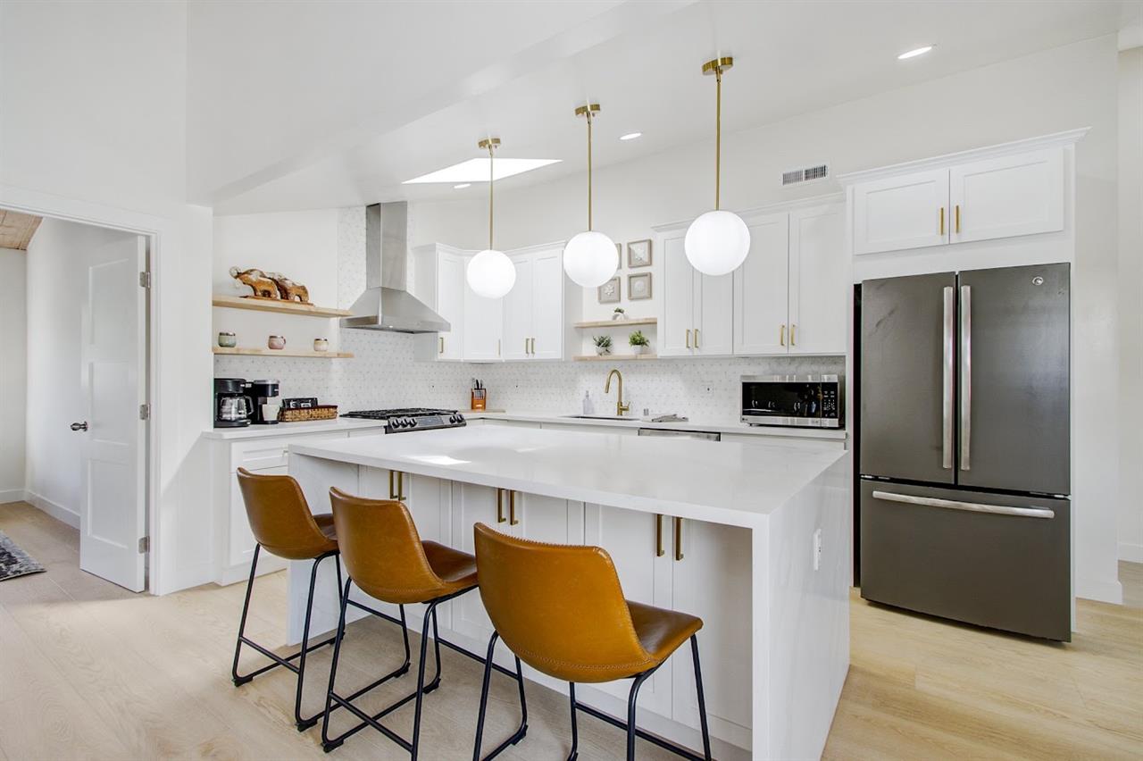 Fully Equipped Kitchen, Casual Counter Seating at Island